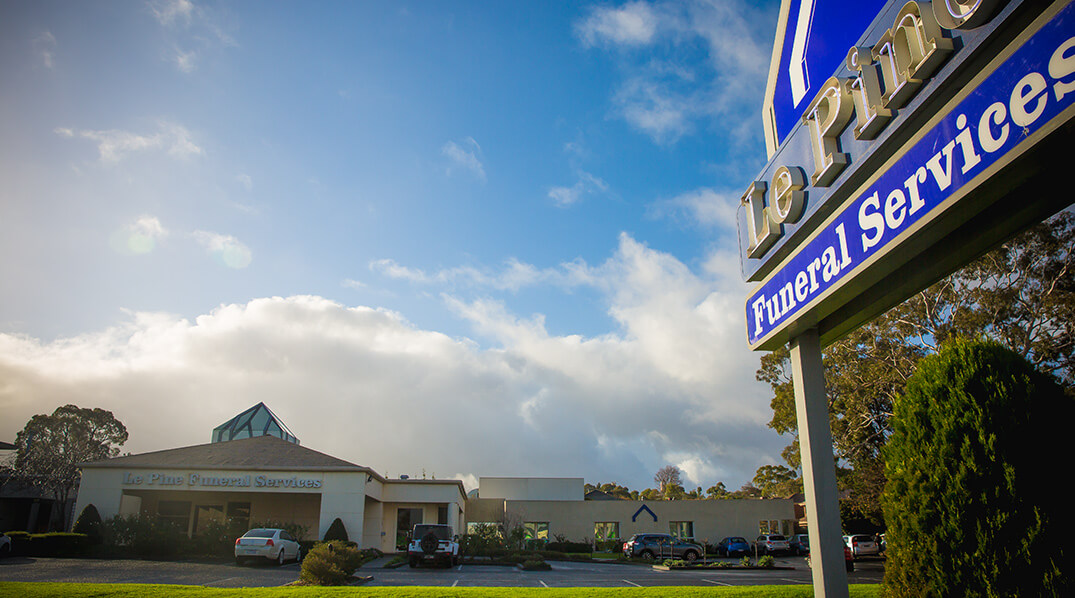 Le Pine Glen Waverley Sign